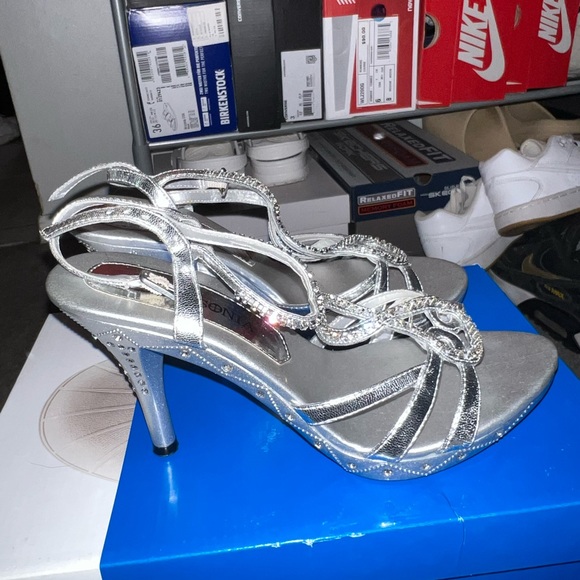 Silver Heels - Picture 2 of 5